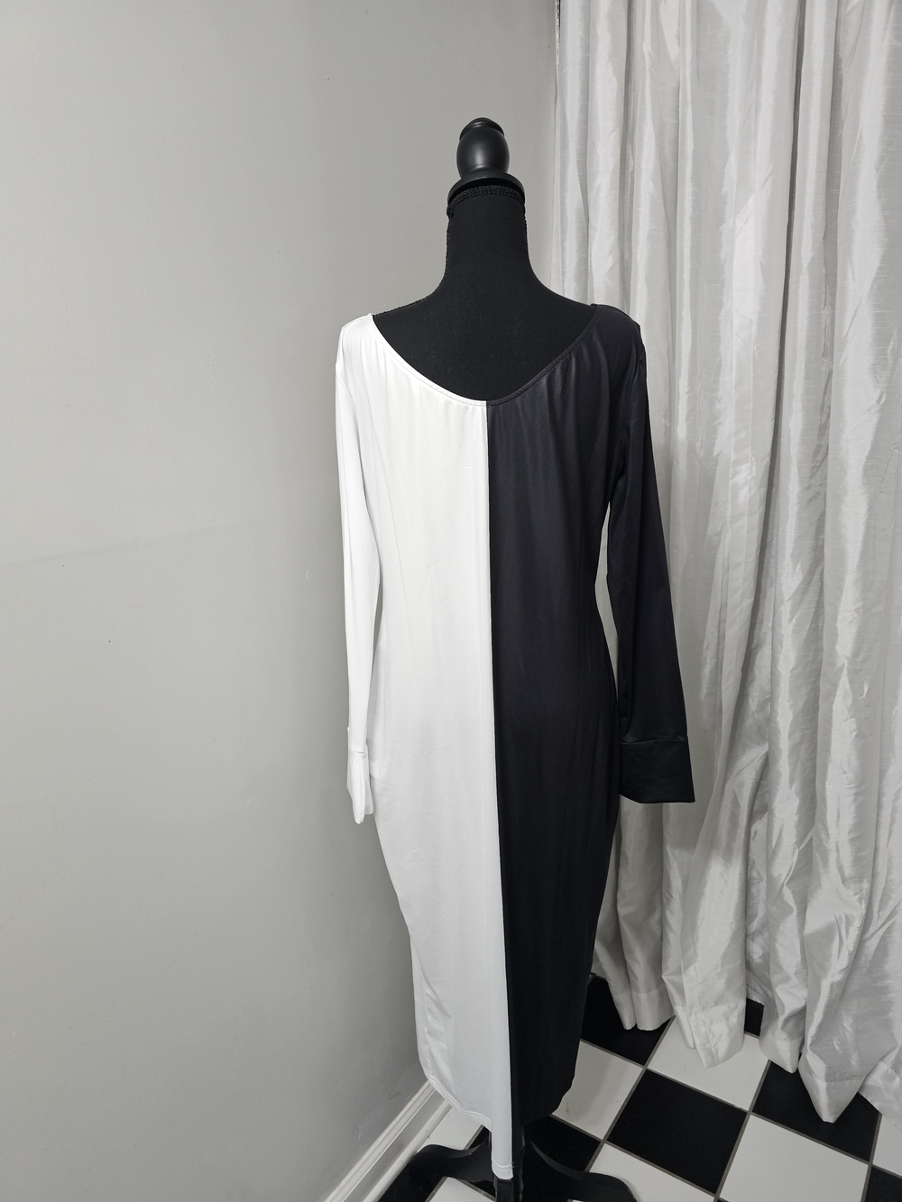 Black and White Split Long Sleeve Dress with Interlocking Logo - Picture 2 of 2